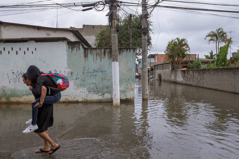 Moradores de Eldorado do Sul voltam a sair de casa após bairros inundarem com aumento dos níveis do Guaíba e do Rio Jacuí