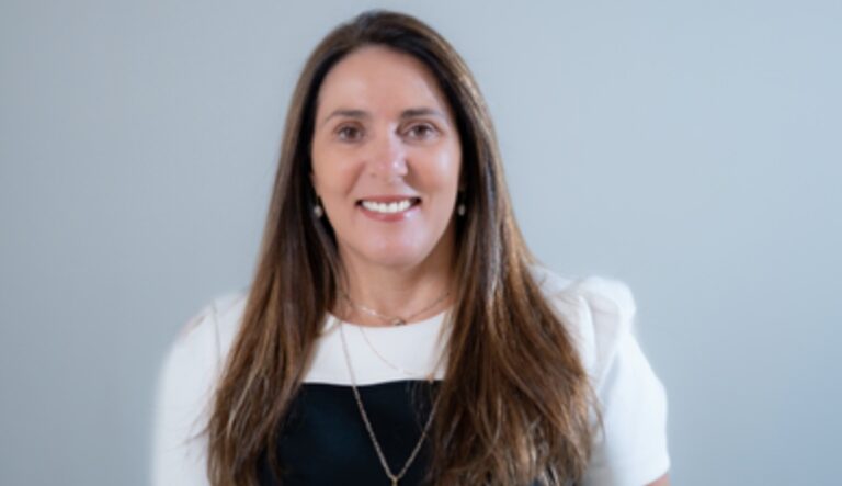 Crescimento do turismo brasileiro nos EUA impulsiona soluções financeiras inovadoras, lideradas por Marina Alves