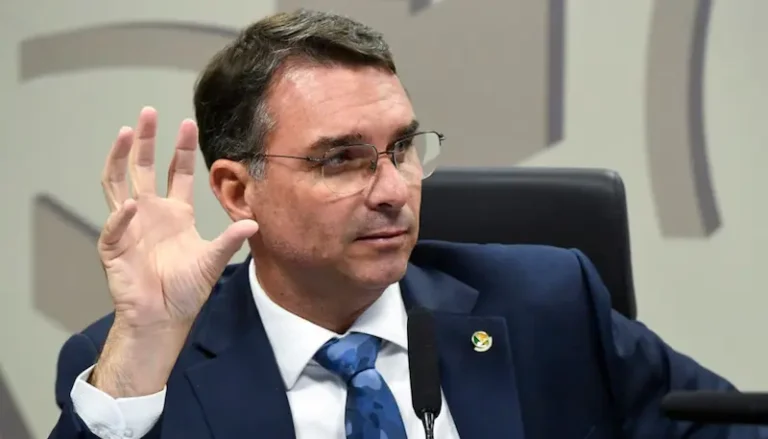 Rixa familiar no grupo Bolsonaro complica negociações e estratégia de promoção de Flávio como figura moderada, opina centrão