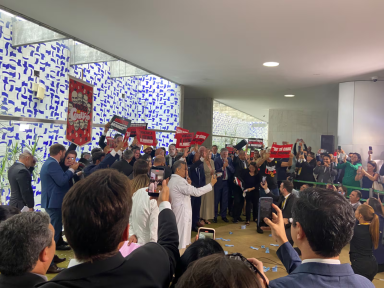 Protesto contra homenagem a Lula na Sapucaí liderado por Cabo Gilberto, oposição ao ‘Unidos da Corrupção’