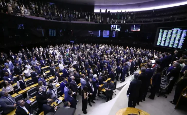 Câmara aprova projeto de lei contra facções e aumenta punições para crimes em grupo