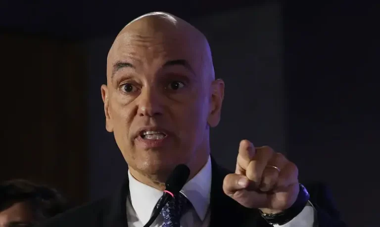 Moraes processa Flávio Bolsonaro por alegações difamatórias contra Lula