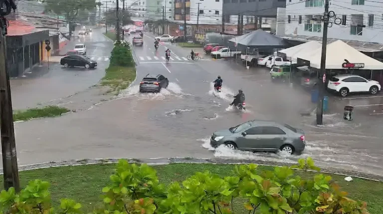 Inundações em João Pessoa causadas por chuva matinal nesta quarta-feira (1º)