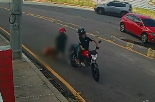 Suspeitos arrastam mulher ao tentarem roubar em João Pessoa após ela reagir