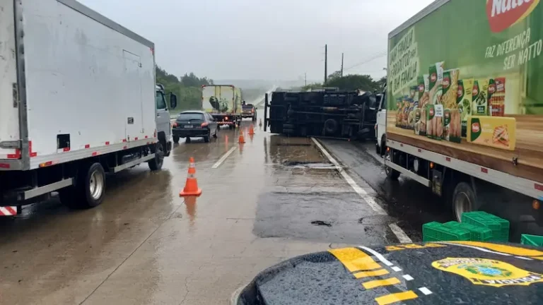 Acidente de trânsito interdita parcialmente pista da BR-101 em João Pessoa após tombamento de caminhão