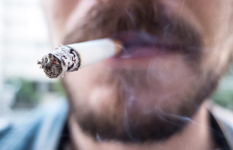 Aumento do contrabando de cigarros na América Latina e Canadá provoca perdas de bilhões, aponta pesquisa