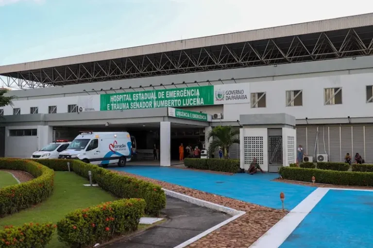 Homem é atingido por disparos na presença da família e busca atendimento médico dirigindo em João Pessoa