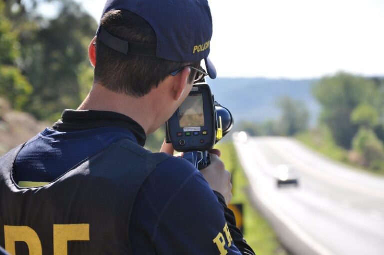 PRF intercepta 1.200 motoristas em alta velocidade nas estradas federais da Paraíba durante o feriado de Tiradentes