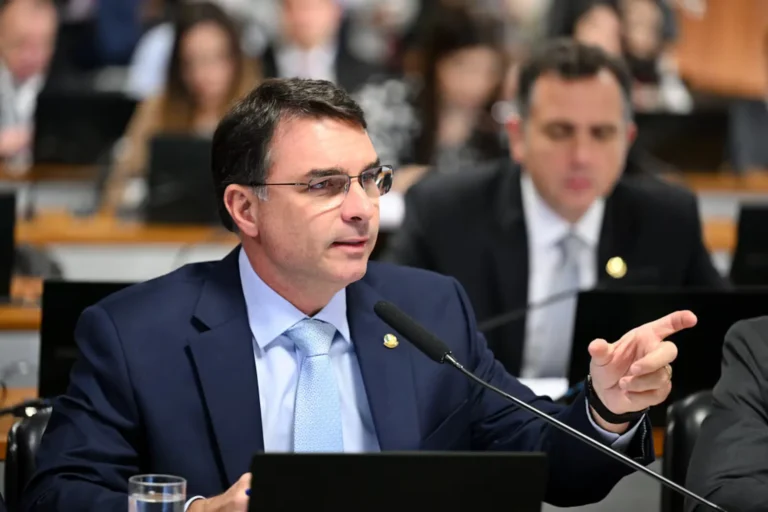 Flávio Bolsonaro recorre ao TSE após resultados negativos em pesquisa, enquanto instituto defende dados apresentados