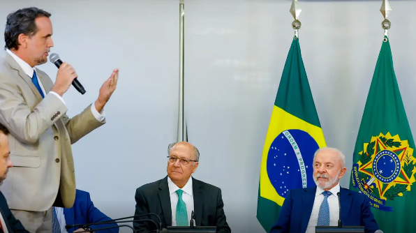 Lula promulga medida provisória que elimina a “taxa das blusinhas