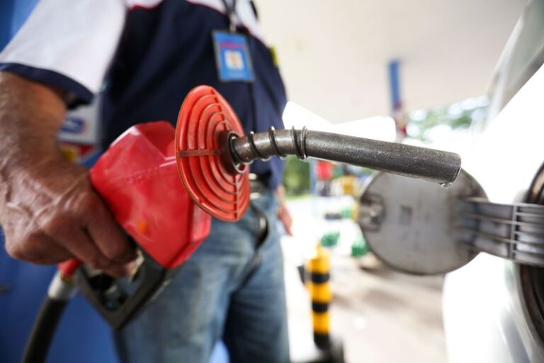 Governo Lula anuncia subsídio de R$ 0,44 por litro para a gasolina através de novo decreto