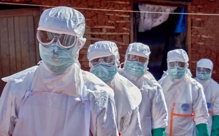 Paciente com possível ebola é hospitalizado no Brasil; investigação em andamento