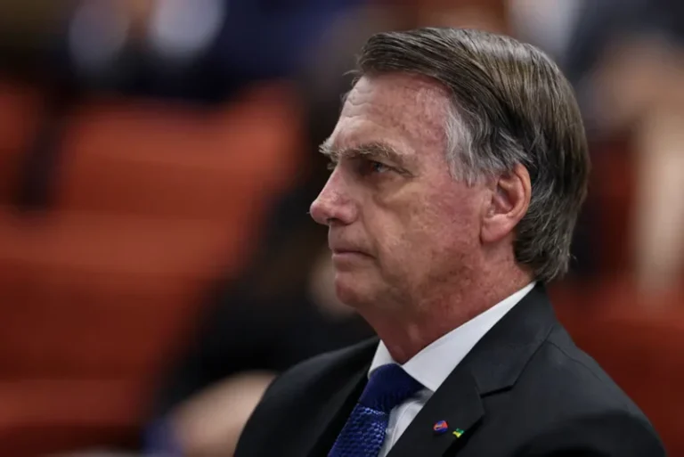 Polícia Federal realiza operação em busca de armamentos na residência de Jair Bolsonaro