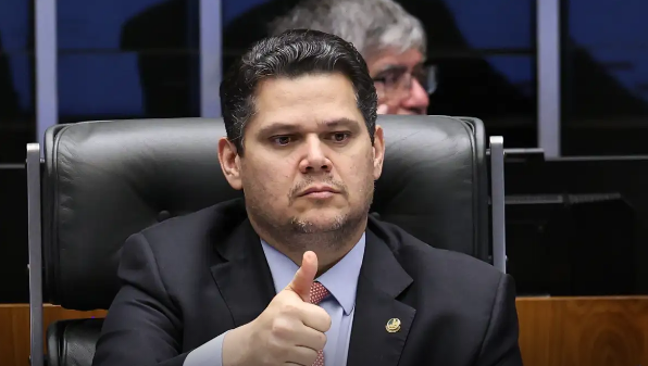 Alcolumbre convoca lideranças para avançar na PEC que extingue a escala 6×1 no Senado