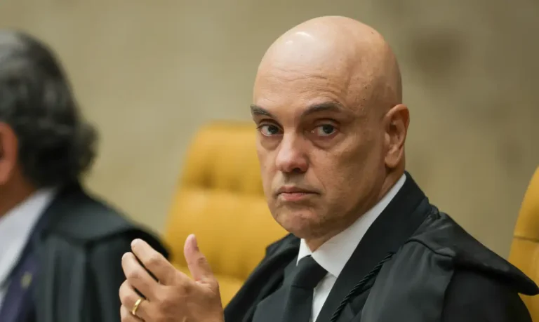 Moraes impõe prazo de 48 horas para Bolsonaro esclarecer uso de vídeo gerado por IA