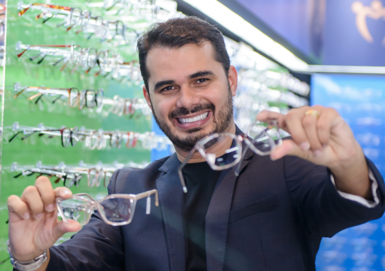 Jovem empreendedor transforma propósito social em modelo de negócio e leva marca a 400 unidades de franquias no Brasil